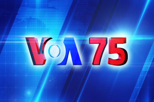 Ein blauer Hintergrund mit den Wörtern "Von 75" in rot und blau, was auf einen Nachrichtensender hinweist.