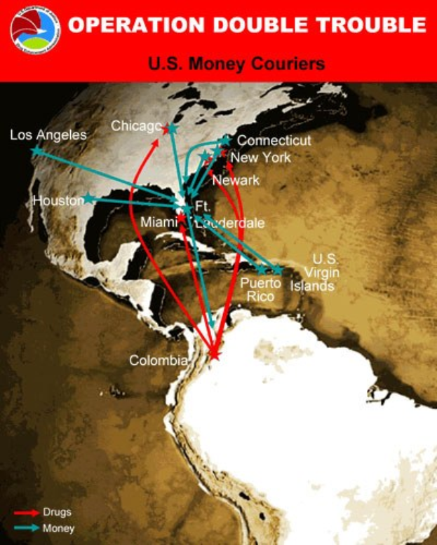 Plakat mit der Aufschrift "Operation Double Trouble: US-Geldkurier" mit einer Karte der USA, die in zwei Abschnitte unterteilt ist, wobei der obere Abschnitt die Route der US-Geldkurier und der untere Abschnitt eine Karte mit den Standorten der Geldträger zeigt, mit fetter schwarzer Schrift auf einem weißen Rand.