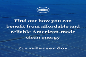 Plakat mit einem blauen Kreis-Logo, das einen weißen Stern enthält, sowie weißen Text, der "Finden Sie heraus, wie Sie von erschwinglicher und zuverlässiger amerikanischer Made Clean Energy profitieren können", und einem hellblauen Hintergrund.