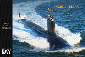 Marine-U-Boot mit "Warfighting First"-Text, einer Flagge oben drauf und Menschen darauf, das im Ozean schwimmt, mit Text auf der linken Seite.