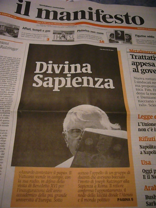 Eine Zeitung mit Text in der Mitte des Bildes.