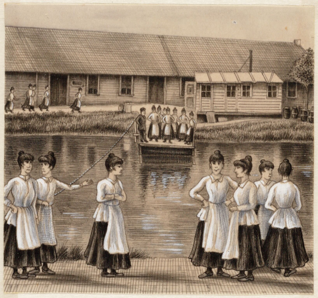 Eine Gruppe von Frauen steht in der Nähe eines Gewässers, eine hält eine Angelrute, mit Häusern, Bäumen und Gras im Hintergrund und Text am unteren Rand des Bildes.