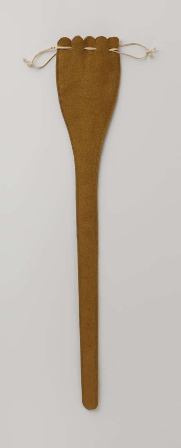 Braune Lederpeitsche mit gezacktem Rand, weicher, geschmeidiger Textur und einem gebogenen Griff mit einer Schlaufe, verziert mit feiner Stickerei, auf einem weißen Hintergrund dargestellt.