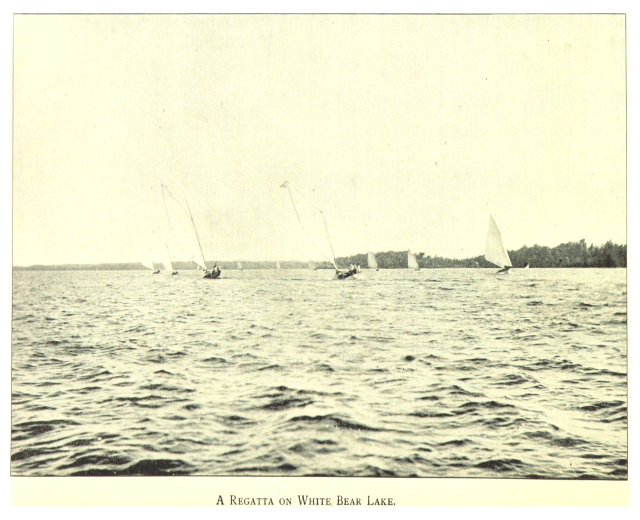 Regatta am Weißen Bärensee mit Booten auf dem Wasser, Bäumen im Hintergrund und Text unten.