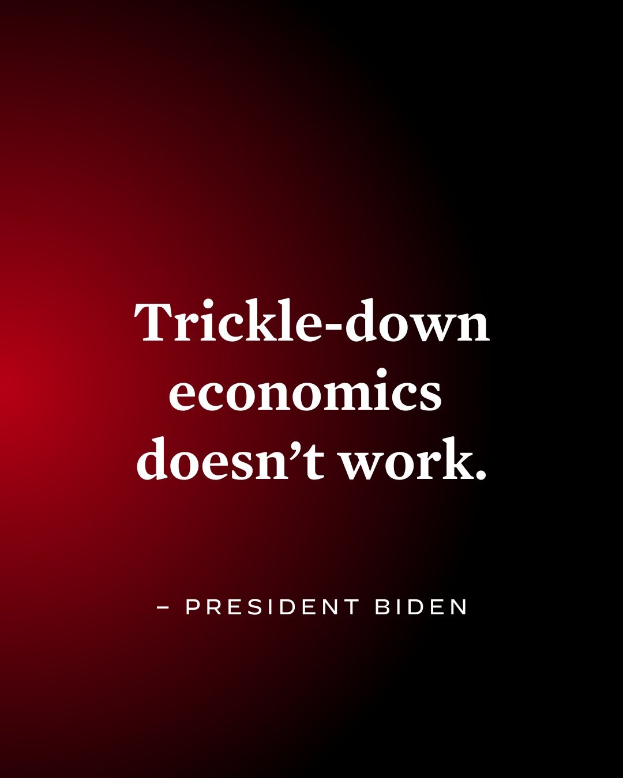 Plakat mit fetter schwarzer Schrift "Trickle-Down Economics Doesn't Work" auf einem weißen Hintergrund, eingerahmt von einem schmalen schwarzen Rand, mit einem Zitat von Präsident Biden.