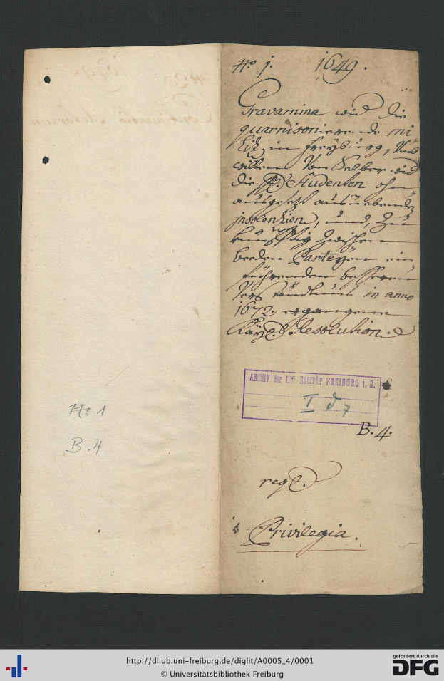 Offenes Buch mit handgeschriebener Schrift auf altem Papier, das ein Wasserzeichen der Bundesrepublik Deutschland am unteren Rand zeigt.