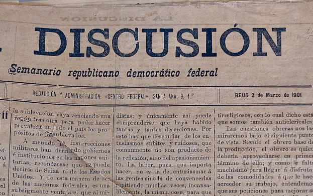Gelblicher Zeitungsausschnitt mit schwarzer Tinte, Headline "Semanario Repúblicano Democrático Federal", Wort "Diskussion" sichtbar, leicht zerknittert von der Handhabung.