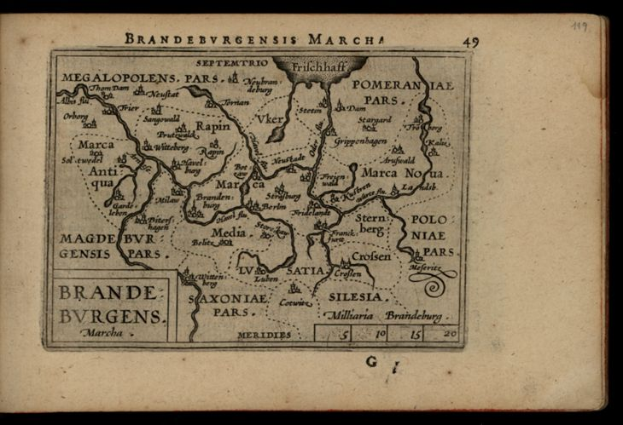 Ein altes Buch mit einem schwarzen Hintergrund, das eine detaillierte Karte der Brandenburg-Region in Deutschland zeigt, einschließlich Flüsse, Berge und Städte, mit begleitendem Text, der zusätzliche Informationen bietet.
