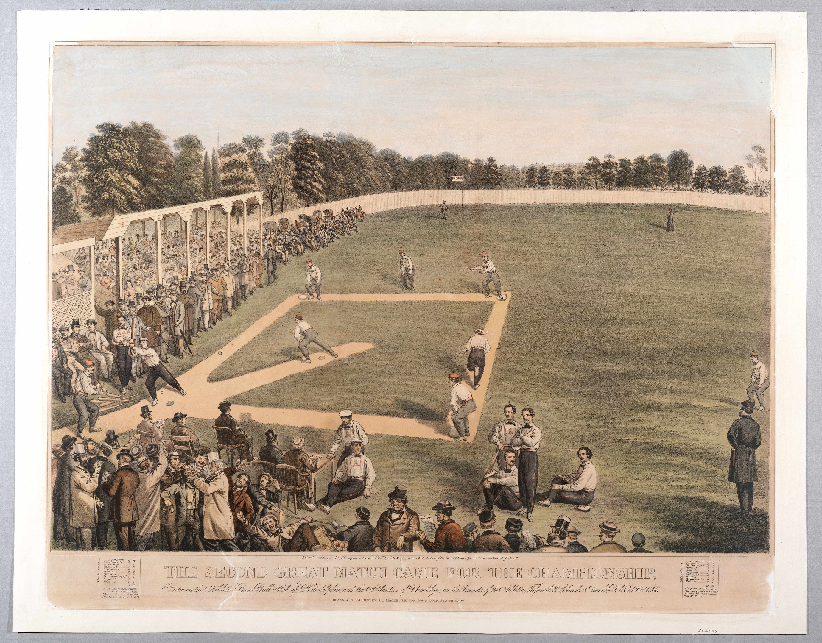 Gruppe von Menschen, die Cricket auf einem grasbewachsenen Feld mit Bäumen im Hintergrund und einem klaren blauen Himmel spielen, mit dem Text "Das zweite große Match-Spiel um die Meisterschaft" unten.