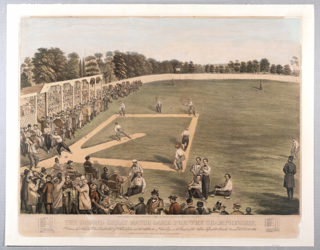 Gruppe von Menschen, die Cricket auf einem grasbewachsenen Feld mit Bäumen im Hintergrund und einem klaren blauen Himmel spielen, mit dem Text "Das zweite große Match-Spiel um die Meisterschaft" unten.