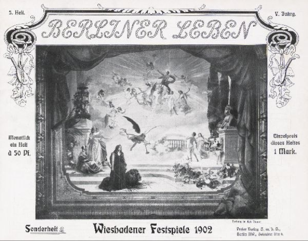 Schwarzes und weißes Foto einer Bühne von den Wiesbadener Festspielen 1902 mit Darstellern in traditioneller deutscher Tracht und einem jubelnden Publikum im Hintergrund.