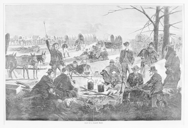 Gruppe von Menschen um ein Feuer in einem offenen Feld mit Pferden, Wagen und Bäumen im Hintergrund unter einem klaren Himmel, mit Text unten.