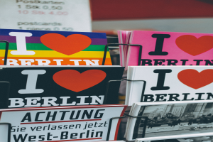 Ein Gestell mit verschiedenen Büchern und Postern, auf denen "Ich liebe Berlin" steht, mit einem leicht unscharfen Hintergrund.