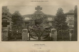 Schwarzes und weißes Foto eines Berliner Friedhofs mit einem Tor, einer Mauer, Bäumen und einem Gebäude im Hintergrund, mit der Inschrift "Grammalskunst, Berlin-Steglitz, Architekt, Bruue Morning in Berlin" unten.