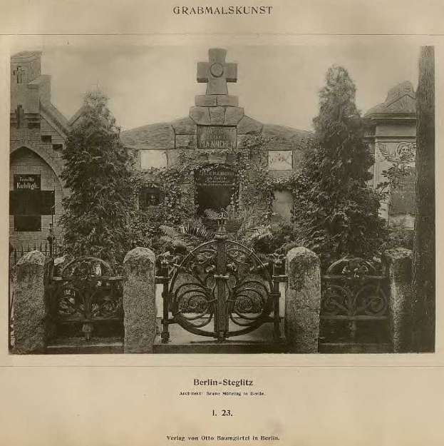 Schwarzes und weißes Foto eines Berliner Friedhofs mit einem Tor, einer Mauer, Bäumen und einem Gebäude im Hintergrund, mit der Inschrift "Grammalskunst, Berlin-Steglitz, Architekt, Bruue Morning in Berlin" unten.