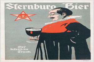 Ein Mann hält ein Glas Sternburg Bier, ein deutsches Bier, in der Hand mit einem Plakat, das Text über das Bier und seine Herkunft enthält.