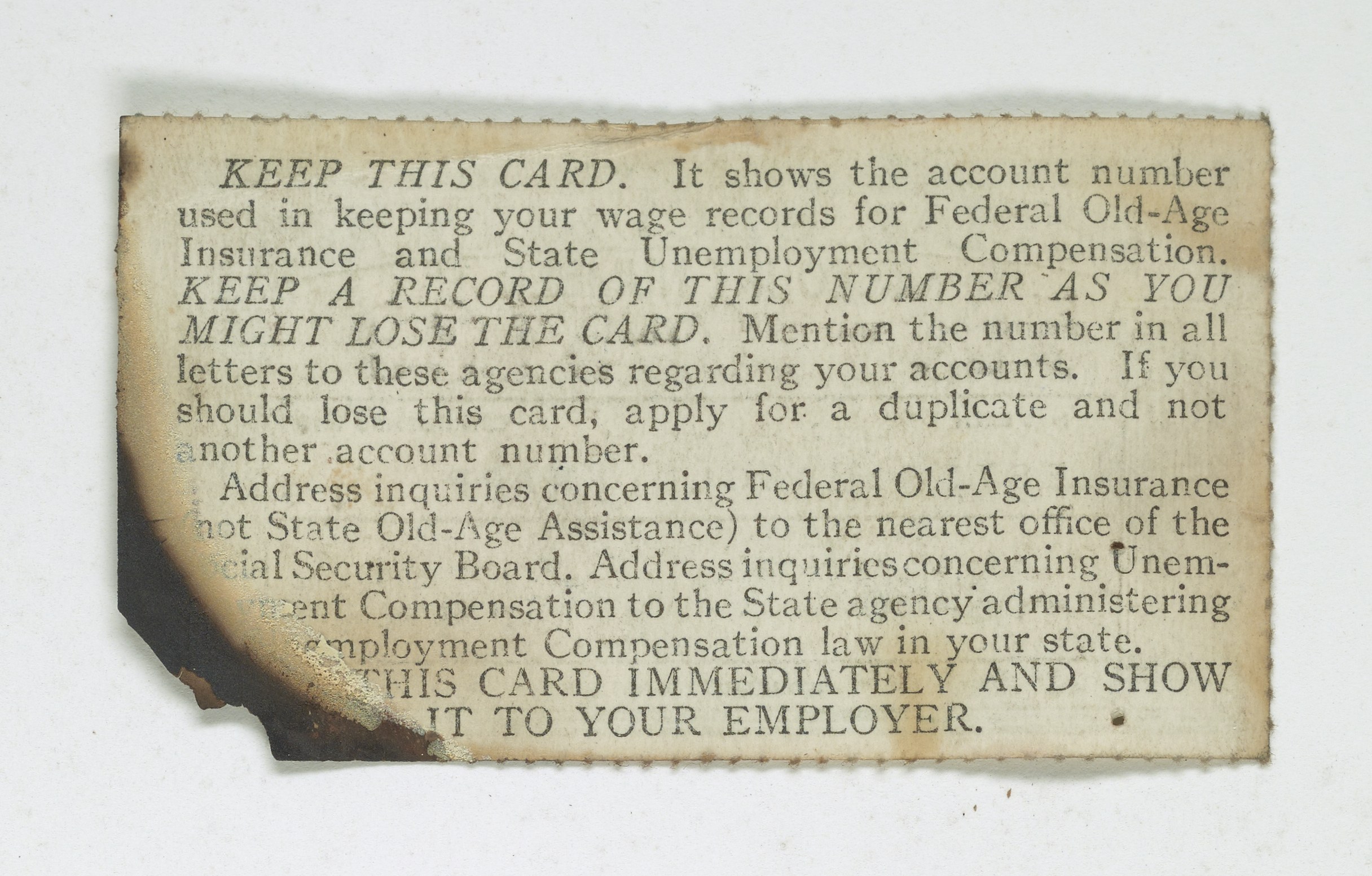 Ein Blatt Papier mit Text, auf dem steht, die Karte zu behalten, da sie die Kontonummer zeigt, die für die Lohnaufzeichnungen der gesetzlichen Rentenversicherung und Arbeitslosenversicherung verwendet wird.