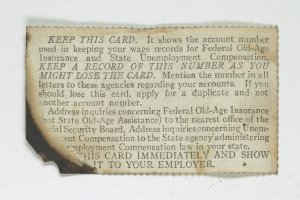 Ein Blatt Papier mit Text, auf dem steht, die Karte zu behalten, da sie die Kontonummer zeigt, die für die Lohnaufzeichnungen der gesetzlichen Rentenversicherung und Arbeitslosenversicherung verwendet wird.