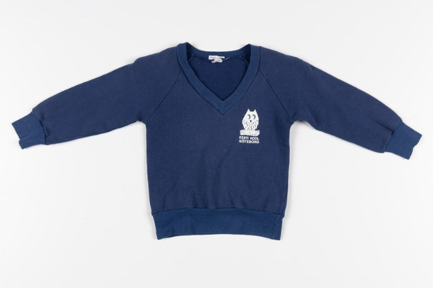 Marineblauer Sweater mit einem weißen Logo auf weißem Hintergrund.