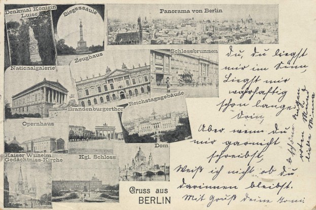 Eine Vintage-Postkarte mit mehreren Abbildungen von Berlin, darunter Gebäude, Bäume und eine Statue, mit handgeschriebener Schrift auf der Rückseite.