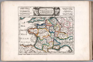 Ein aufgeschlagenes Buch mit einer detaillierten Karte von Deutschland und seinen Bundesländern und Städten, begleitet von beschreibendem Text.