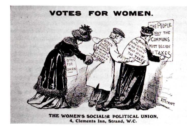 Drei Frauen in traditioneller Kleidung halten ein Papier mit der Aufschrift 'Frauenwahlrecht: Die Women's Social & Political Union' gegen einen hellblauen Himmel mit weißen Wolken.
