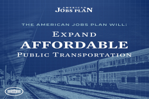 Plakat mit einem Zug auf einem Bahngleis mit mehreren Menschen in der Nähe, das "The American Jobs Plan Will Expand Affordable Public Transportation." bewirbt.