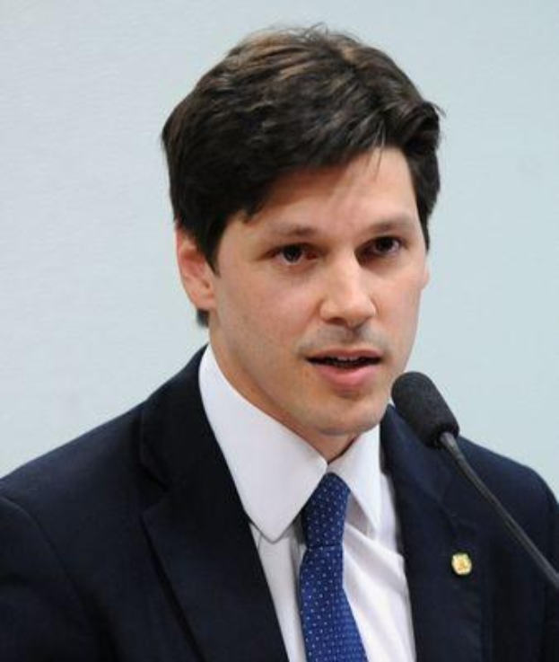 Ein Mann im Anzug spricht in ein Mikrofon und scheint eine Regierung genehmigte Gesetzgebung zur Verbot des Internets anzusprechen.