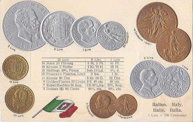 Eine Sammlung italienischer Münzen von 1877-1910, darunter mehrere 20-Lire-Münzen, die auf Papier in einer Reihe angeordnet sind, mit zwei Flaggen darunter, darunter die italienische Flagge.
