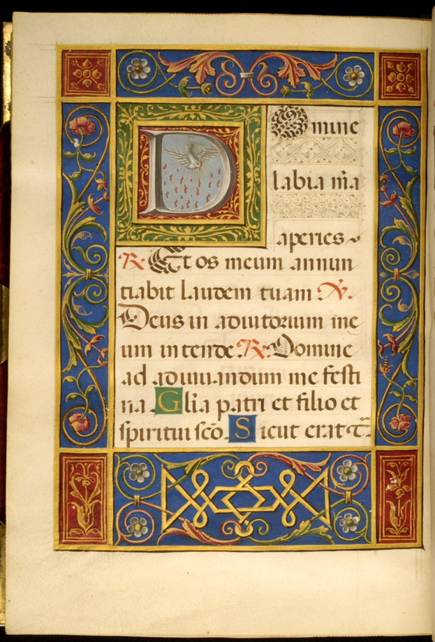Ein aufgeschlagenes Buch, das eine illuminierte Handschrift mit einem großen, verzierten Buchstaben 'D' zeigt, umgeben von kunstvollen Entwürfen und Text in leuchtenden Farben.